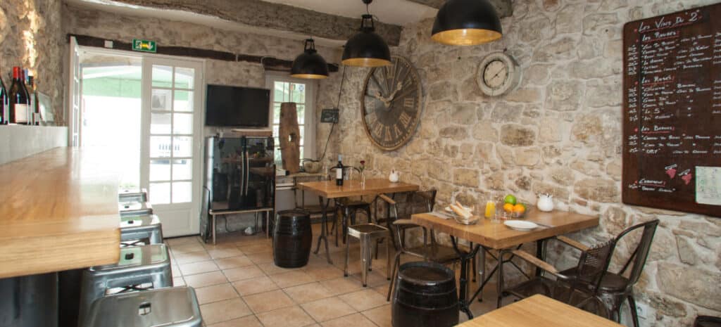 Intérieur d'un bistrot français avec du mobilier rustique.