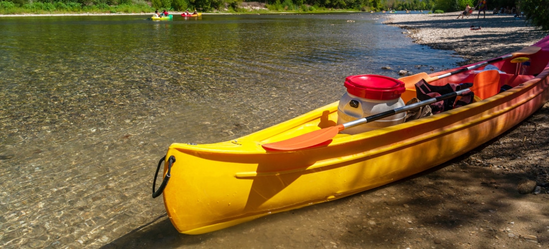 Faire du kayak sur la rivière en été. Kayak avec des flaques d'eau au premier plan.